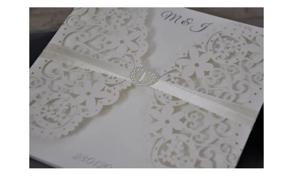 Moderne Vintage Hochzeitseinladung Laserschnitt Spitze mit Herz