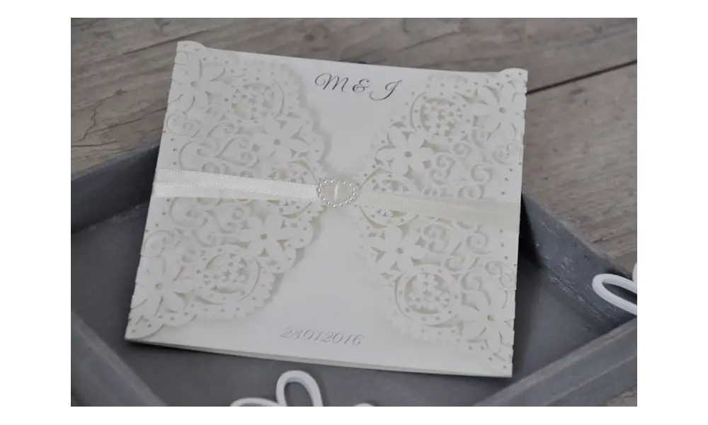 Moderne Vintage Hochzeitseinladung Laserschnitt Spitze mit Herz