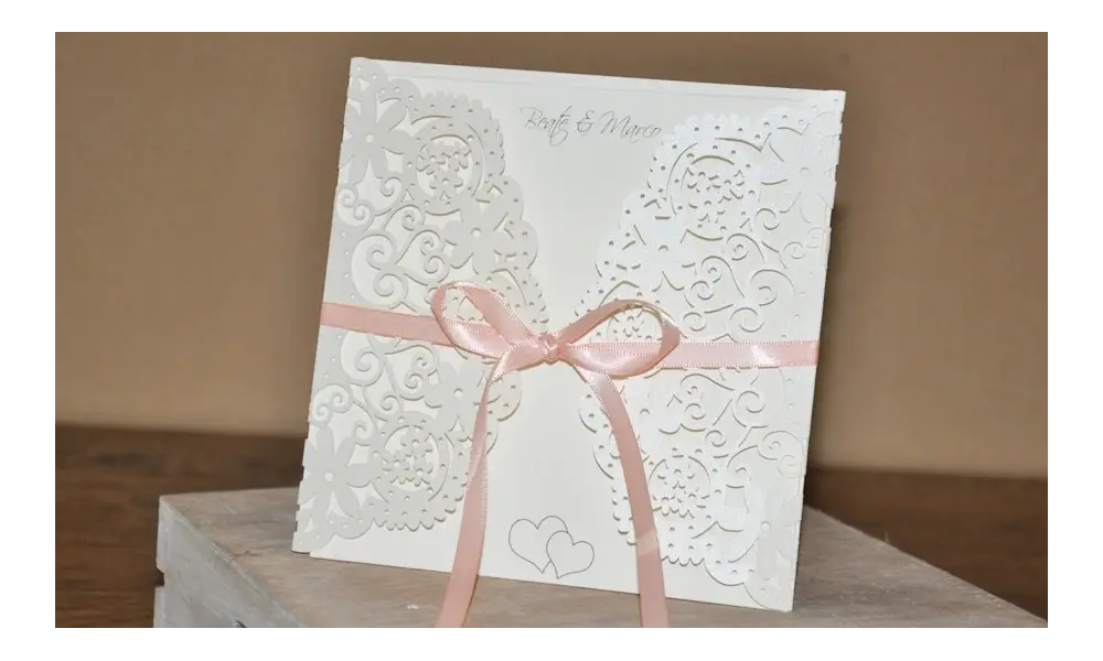 Hochzeitseinladungen Vintage mit edler Lasercut Spitze rosa