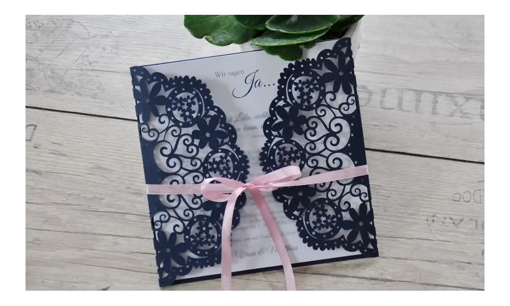 Hochzeitseinladungen Vintage mit edler Lasercut Spitze blau
