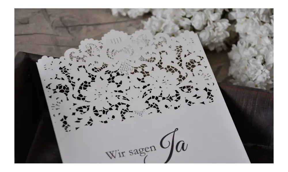 Einladungskarte zur Hochzeit mit Lasercut Spitze