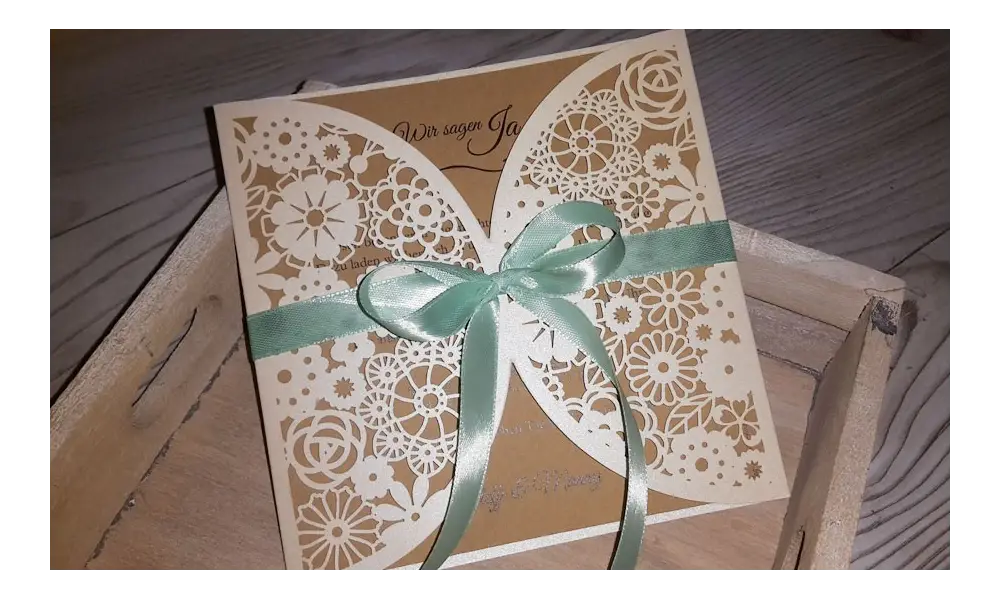 Einladungskarten Hochzeit Blumen Spitze floral Lasercut Kraftpapier