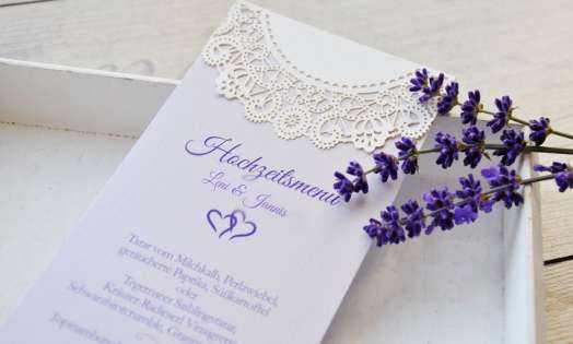 Menükarte-Hochzeit-Vintage-Lasercut-Spitze-lavendel-Standkarte