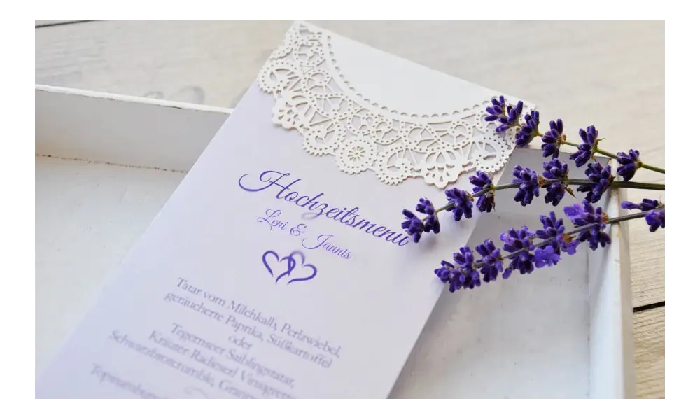 Menükarte-Hochzeit-Vintage-Lasercut-Spitze-lavendel-Standkarte