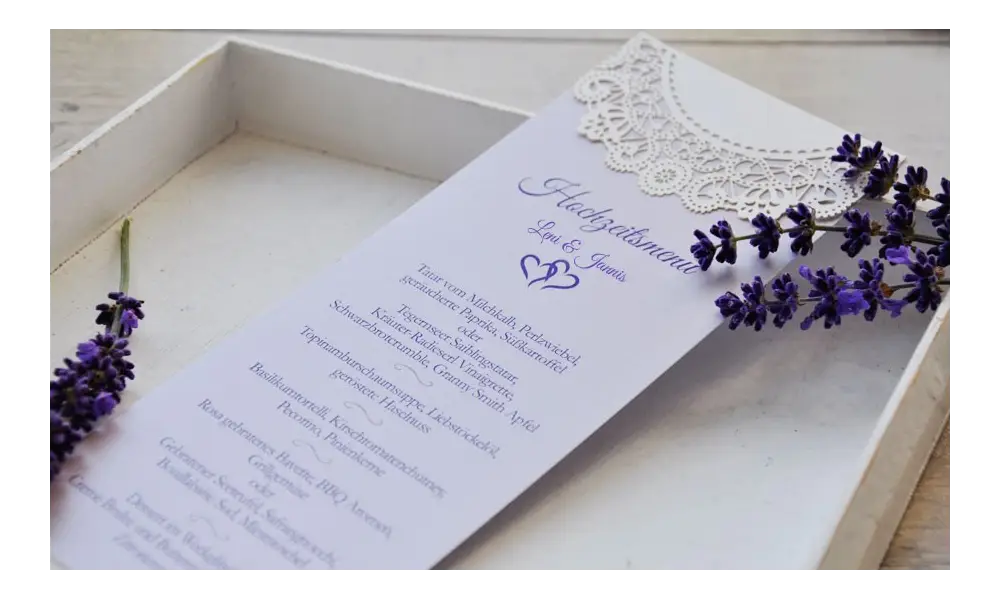 Menükarte-Hochzeit-Vintage-Lasercut-Spitze-lavendel-Standkarte