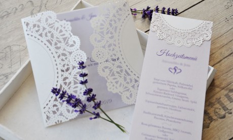 Menükarte-Hochzeit-Vintage-Lasercut-Spitze-lavendel-Standkarte