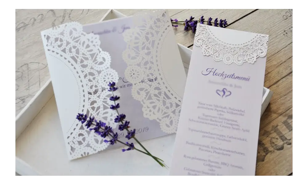 Menükarte-Hochzeit-Vintage-Lasercut-Spitze-lavendel-Standkarte