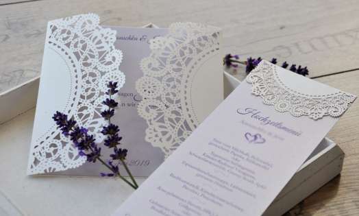 Menükarte-Hochzeit-Vintage-Lasercut-Spitze-lavendel-Standkarte