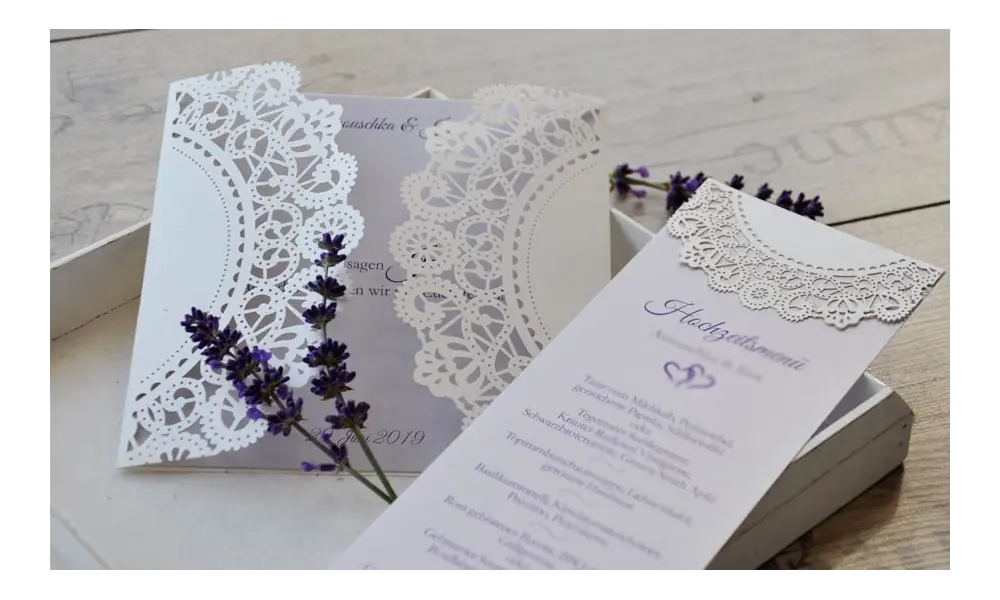 Menükarte-Hochzeit-Vintage-Lasercut-Spitze-lavendel-Standkarte