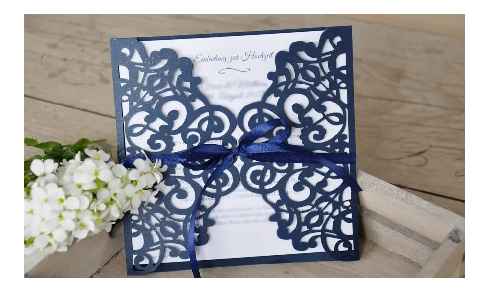 Einladungskarte Hochzeit Vintage Lasercut Spitze - marineblau