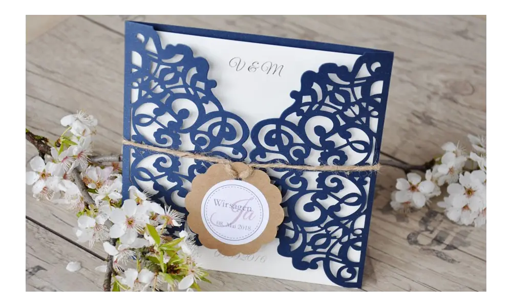 Einladungskarte Hochzeit Vintage Lasercut Spitze - marineblau