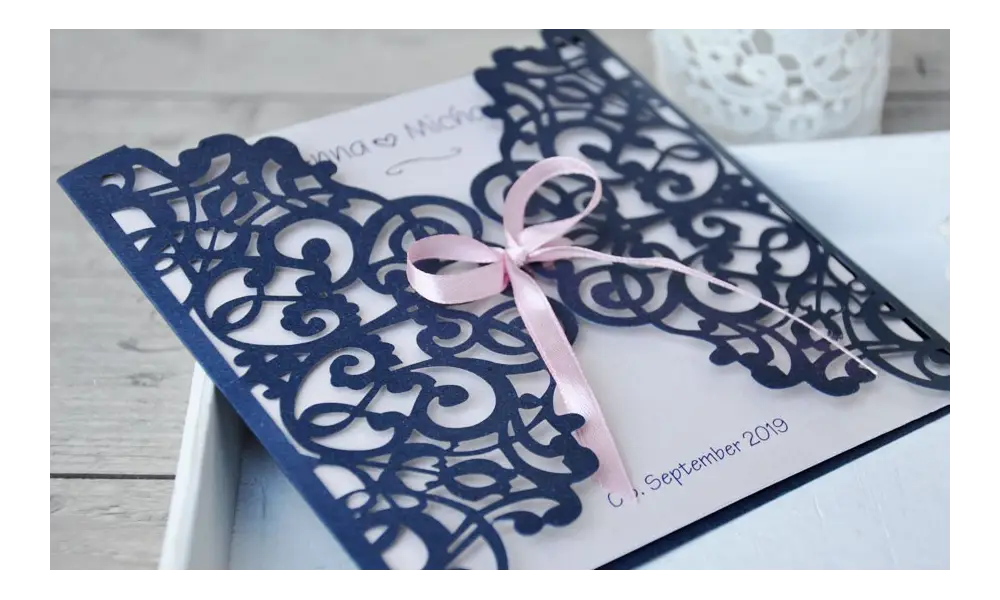Einladungskarte Hochzeit Vintage Lasercut Spitze - marineblau