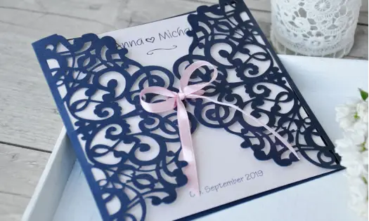 Einladungskarte Hochzeit Vintage Lasercut Spitze - marineblau