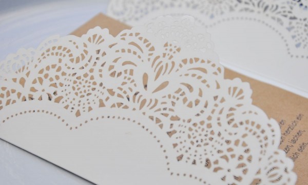 Einladungskarten-Hochzeit-Lasercut-Kraftpapier-Lavendel