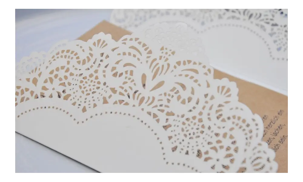 Einladungskarten-Hochzeit-Lasercut-Kraftpapier-Lavendel