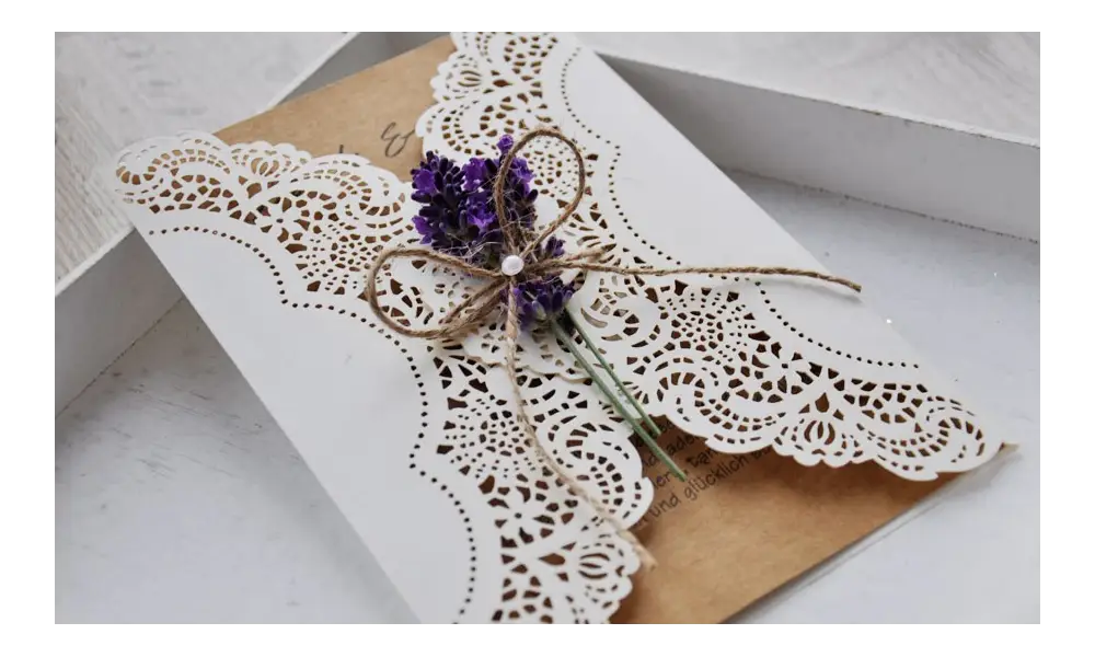 Einladungskarten-Hochzeit-Lasercut-Kraftpapier-Lavendel