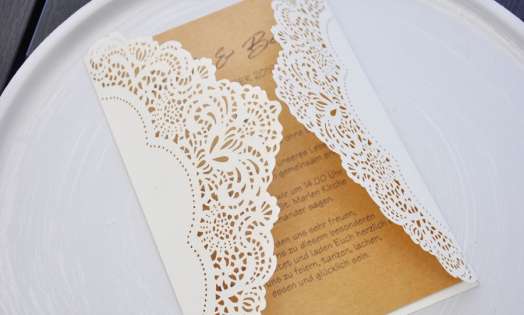 Einladungskarten-Hochzeit-Lasercut-Kraftpapier-Lavendel