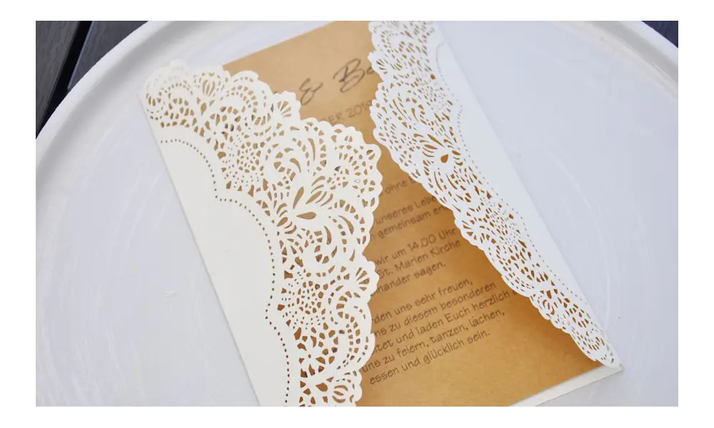 Einladungskarten-Hochzeit-Lasercut-Kraftpapier-Lavendel