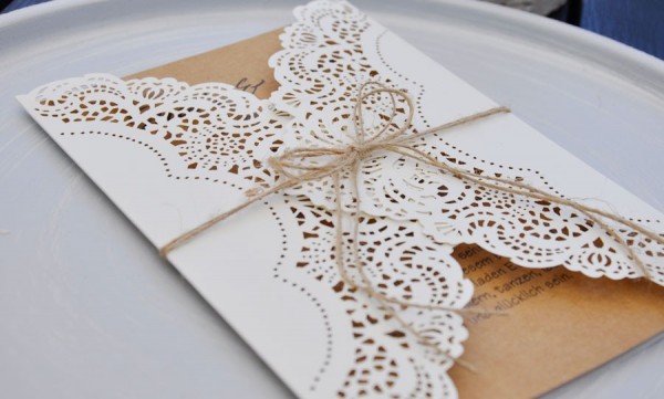 Einladungskarten-Hochzeit-Lasercut-Kraftpapier-Lavendel