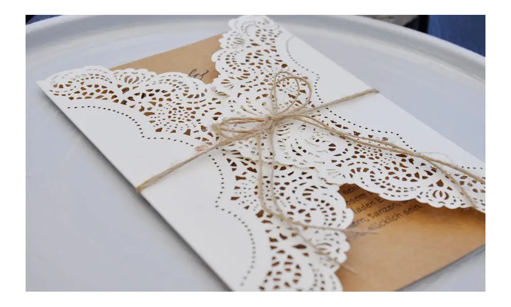 Einladungskarten-Hochzeit-Lasercut-Kraftpapier-Lavendel