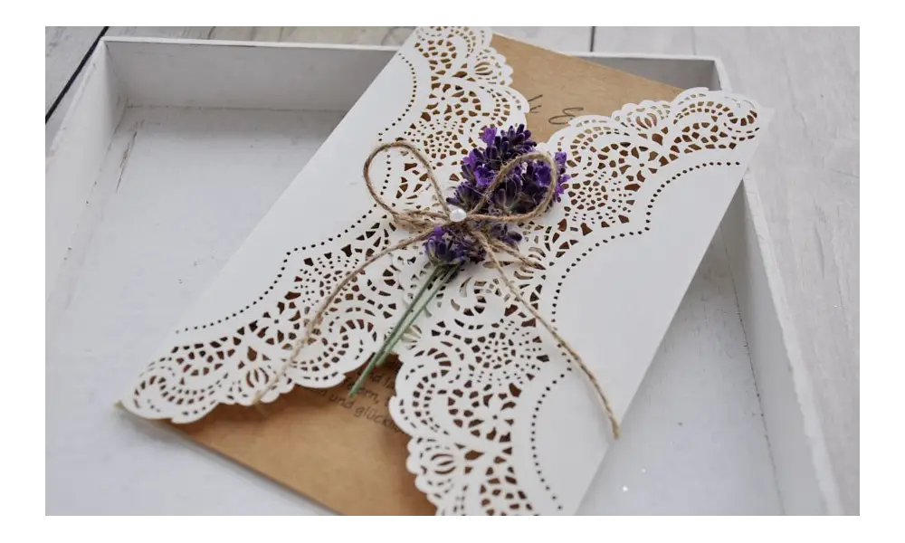 Einladungskarten Hochzeit Lasercut Kraftpapier Lavendel