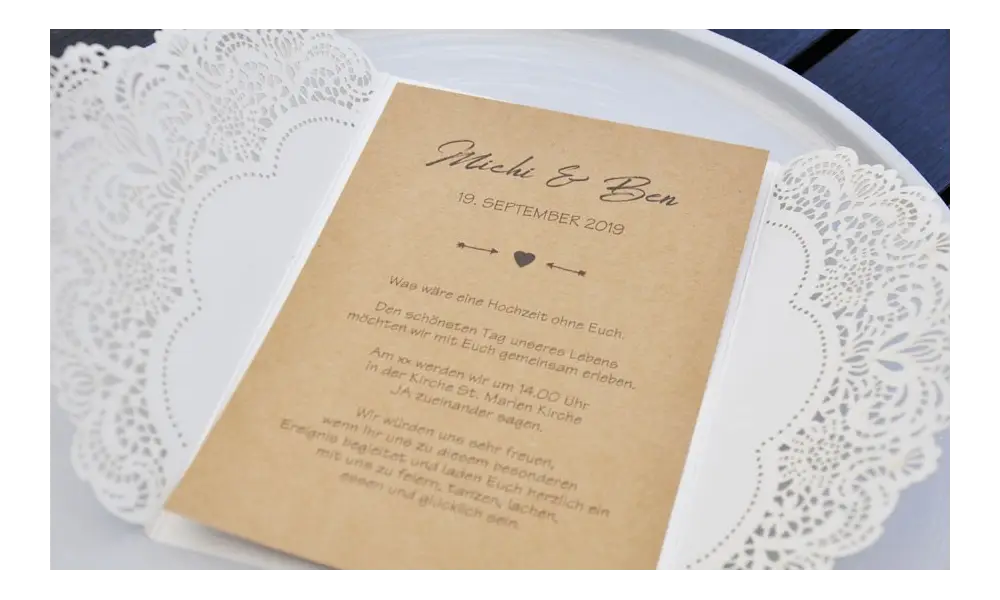 Einladungskarten-Hochzeit-Lasercut-Kraftpapier-Lavendel