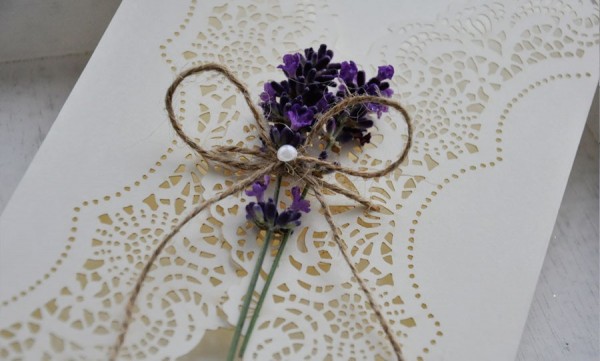 Einladungskarten Hochzeit Lasercut Kraftpapier Lavendel