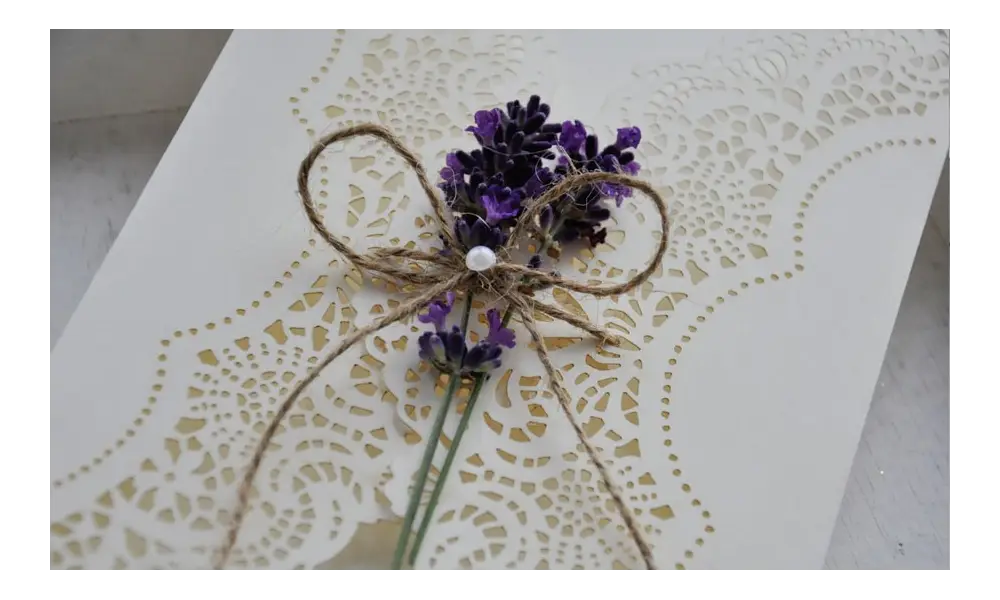 Einladungskarten Hochzeit Lasercut Kraftpapier Lavendel