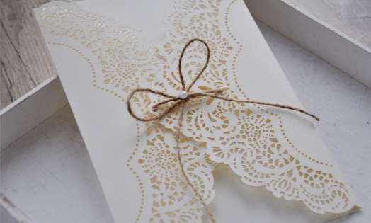 Einladungskarten Hochzeit Lasercut Kraftpapier Lavendel