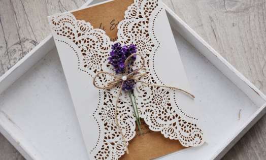 Einladungskarten Hochzeit Lasercut Kraftpapier Lavendel