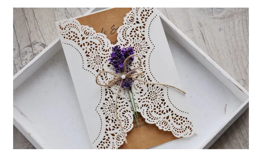 Einladungskarten Hochzeit Lasercut Kraftpapier Lavendel