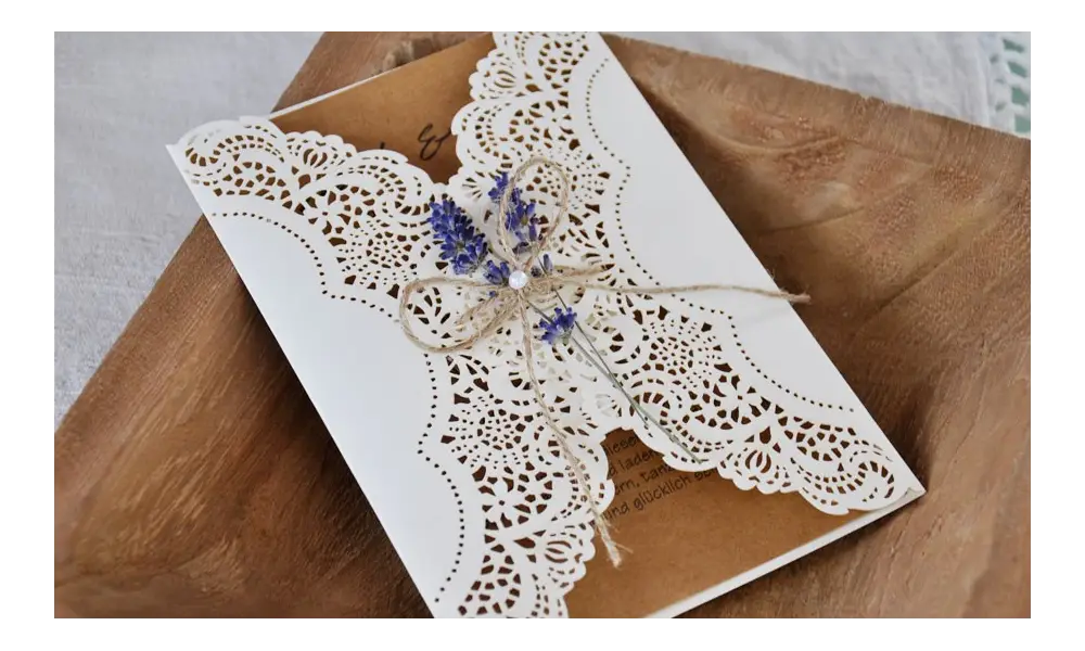 Einladungskarten Hochzeit Lasercut Kraftpapier Lavendel