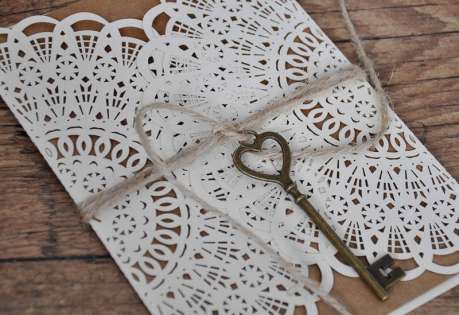 Hochzeitseinladungen Vintage Spitze Kraftpapier Lasercut diy