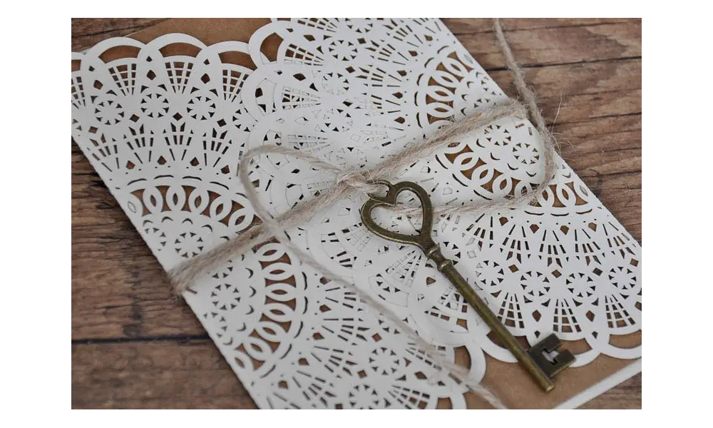 Hochzeitseinladungen Vintage Spitze Kraftpapier Lasercut diy