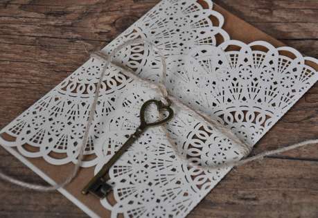 Hochzeitseinladungen Vintage Spitze Kraftpapier Lasercut diy