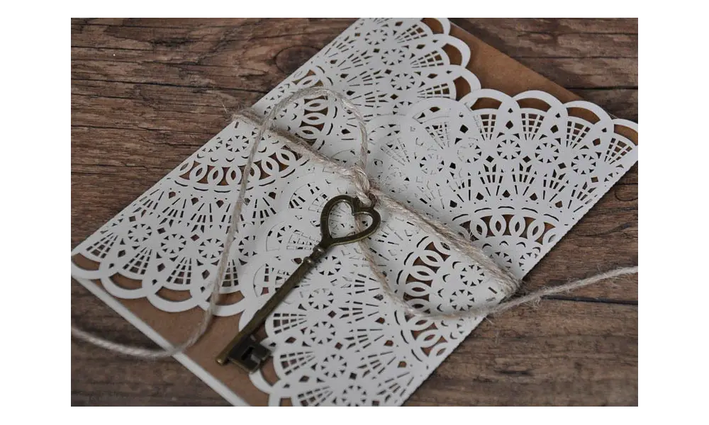 Hochzeitseinladungen Vintage Spitze Kraftpapier Lasercut diy