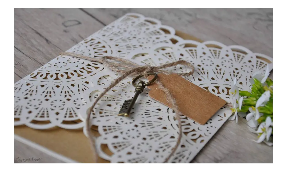 Hochzeitseinladungen Vintage Spitze Kraftpapier Lasercut diy