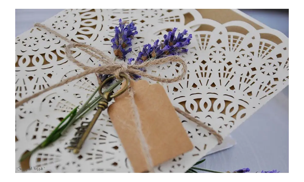 Hochzeitseinladungen Vintage Spitze Kraftpapier Lasercut diy