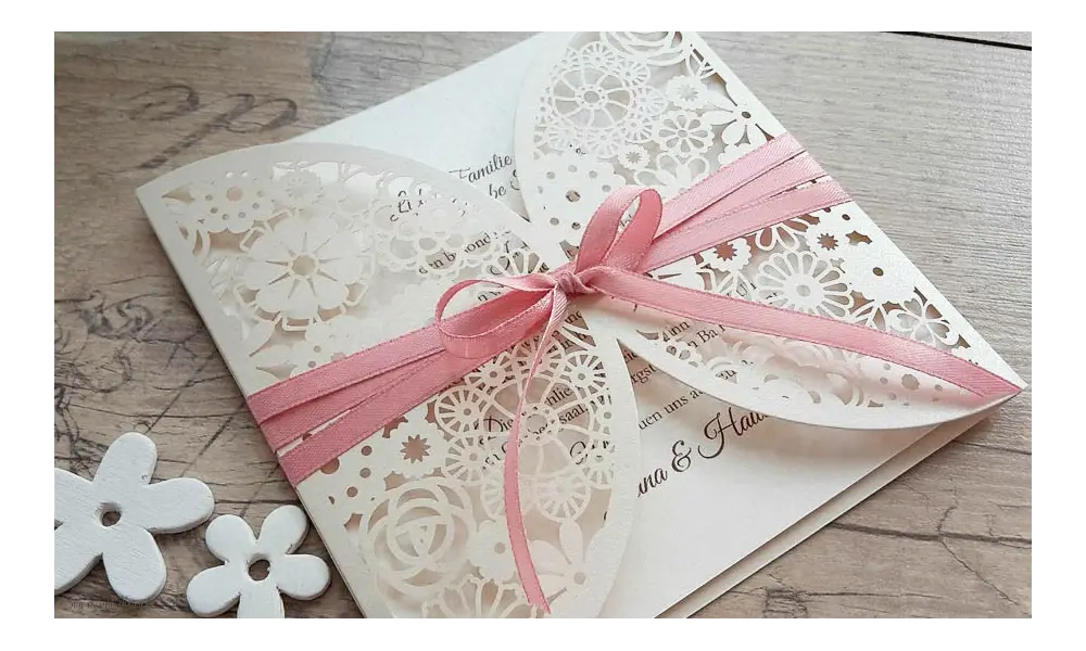 Einladungskarten Hochzeit Blumen Spitze floral Lasercut Kraftpapier
