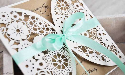 Einladungskarten Hochzeit Blumen Spitze floral Lasercut Kraftpapier