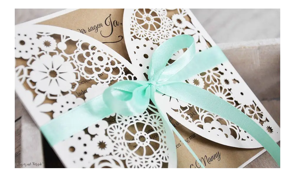 Einladungskarten Hochzeit Blumen Spitze floral Lasercut Kraftpapier