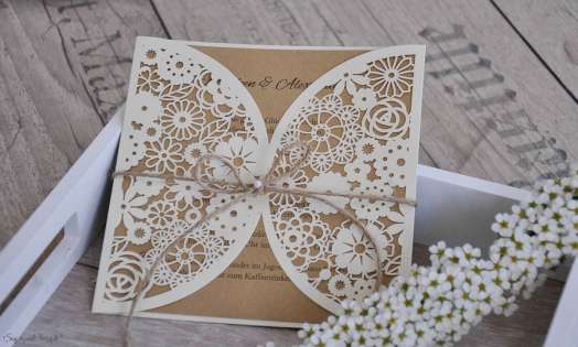 Einladungskarten Hochzeit Blumen Spitze floral Lasercut Kraftpapier