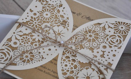 Einladungskarten Hochzeit Blumen Spitze floral Lasercut Kraftpapier