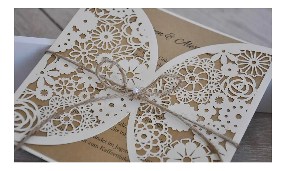 Einladungskarten Hochzeit Blumen Spitze floral Lasercut Kraftpapier