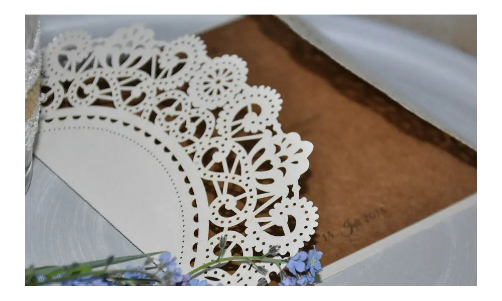Einladungskarte Hochzeit Kraftpapier Spitze Lasercut diy