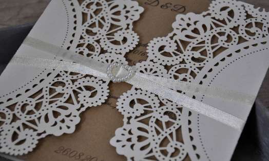 Einladungskarte Hochzeit Kraftpapier Spitze Lasercut diy