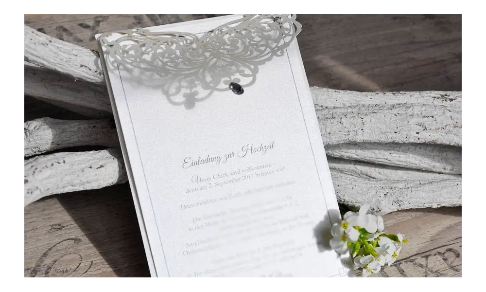 Edle Einladungskarten Hochzeit rosa Spitze Lasercut Strassstein