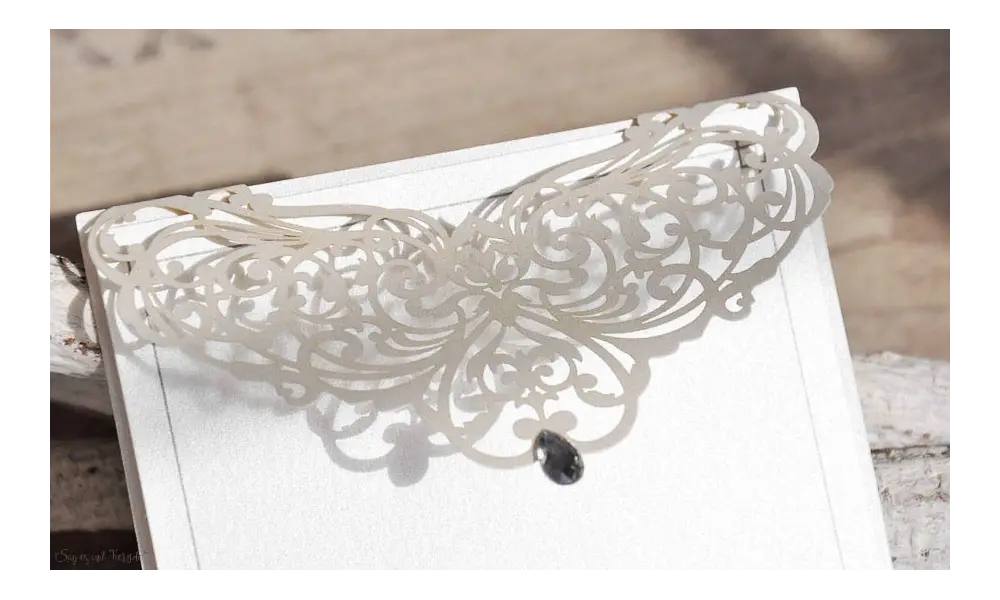 Edle Einladungskarten Hochzeit rosa Spitze Lasercut Strassstein