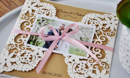 Einladung Hochzeit Vintage Lasercut Spitze Kraftpapier diy Blumen