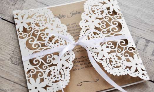 Einladung Hochzeit Vintage Lasercut Spitze Kraftpapier diy Blumen